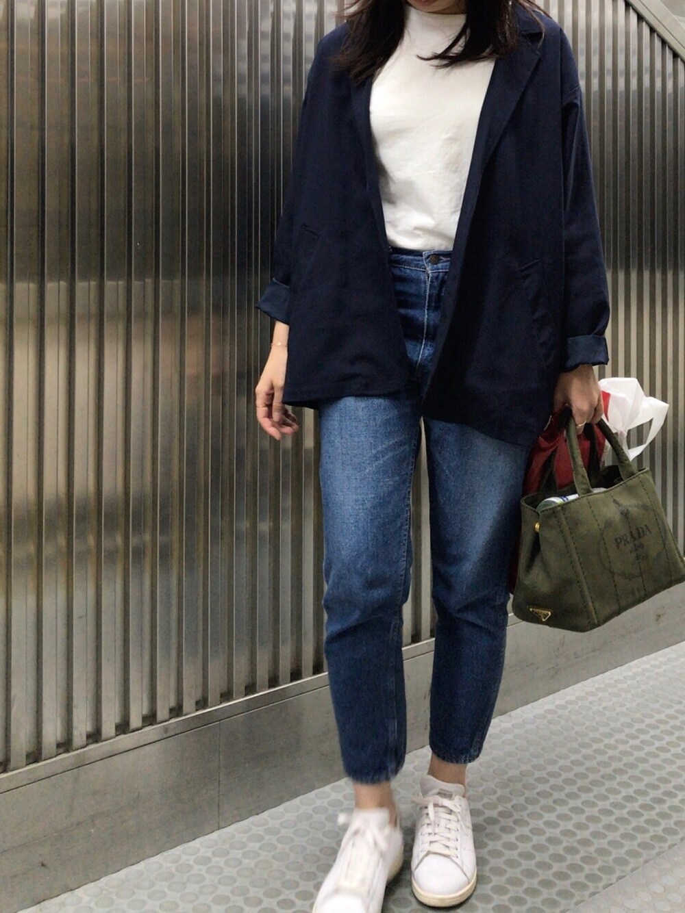 「ジャケット、ジャケットスタイル、白Tシャツ、デニム、デニムパンツ、トートバッグ、ビッグシルエット、スニーカー、スニーカーコーデ、スタンスミス」｜「STYLE MIXERのアイテム（テーラードジャケット、ブルー系）」を使った、𝗒𝗎𝗄𝖺さん（レディース・167cm）の春コーディネートの1枚目の写真