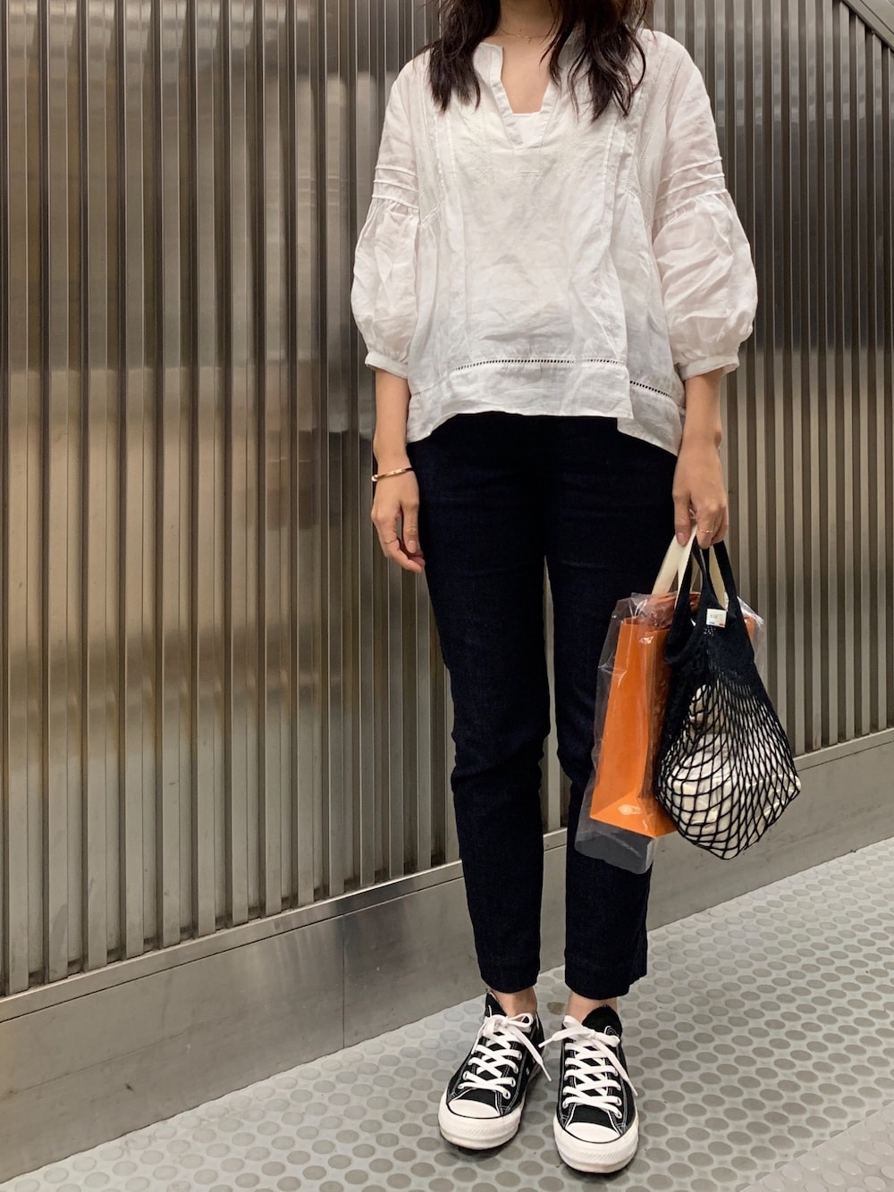 「ホワイト、テーパードパンツ、デニム、デニムパンツ、スニーカー、スニーカーコーデ、コンバース、ゴールドアクセ、モノトーン、モノトーンコーデ」｜「SHIPSのエンブロイダリースキッパーブラウス◇（シャツ/ブラウス、ホワイト系）」を使った、𝗒𝗎𝗄𝖺さん（レディース・168cm）の夏コーディネートの1枚目の写真