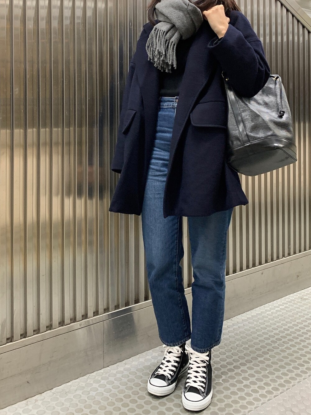 「ビッグシルエット、オーバーサイズ、タートルネック、タートルネックニット、ハイウエスト、デニム、デニムパンツ、スニーカー、スニーカーコーデ、コンバース」｜「MIDIUMISOLIDのアイテム（その他アウター、ブルー系）」を使った、𝗒𝗎𝗄𝖺さん（レディース・167cm）の冬コーディネートの1枚目の写真