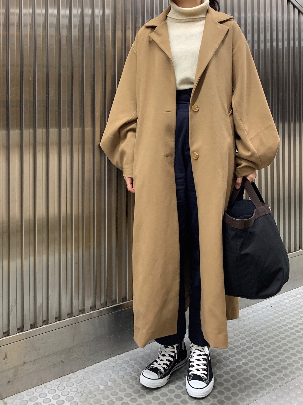 「オーバーサイズ、ビッグシルエット、タートルネック、タートルネックニット、ワイドパンツ、ハイウエスト、ゴールドアクセ、スニーカー、スニーカーコーデ、コンバース」｜「STYLE MIXERのアイテム（その他アウター、ベージュ系）」を使った、𝗒𝗎𝗄𝖺さん（レディース・167cm）の冬コーディネートの1枚目の写真