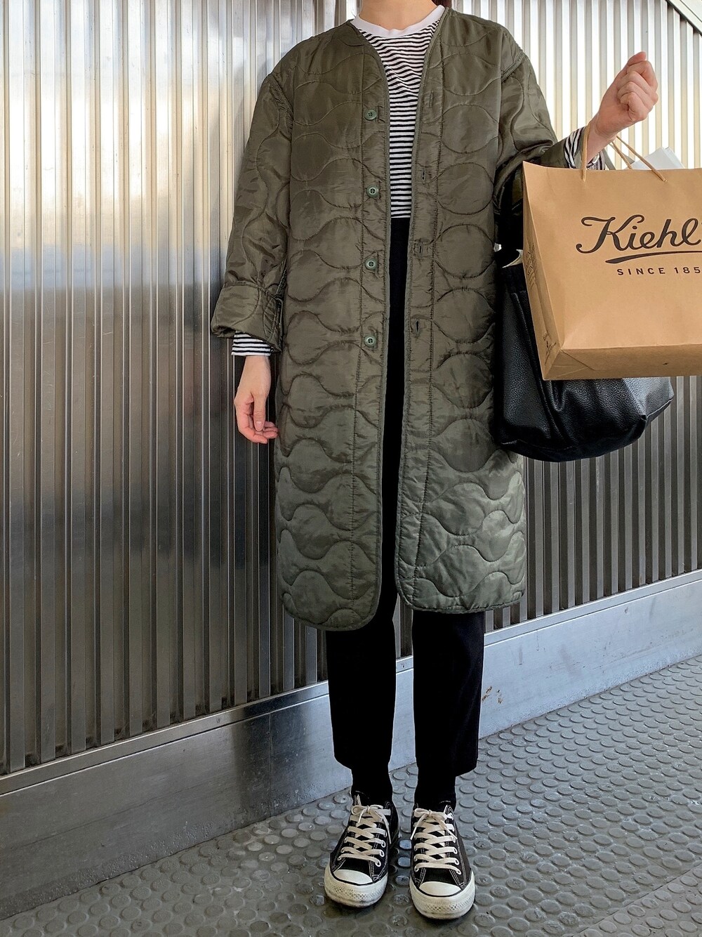 「ライナーコート、キルティング、カーキ、テーパードパンツ、ボーダー、ボーダートップス、スニーカー、スニーカーコーデ、コンバース、モノトーン」｜「ROTHCOの【別注】＜ROTHCO＞∴キルティングライナーコート（その他アウター、グリーン系）」を使った、𝗒𝗎𝗄𝖺さん（レディース・167cm）の春コーディネートの1枚目の写真
