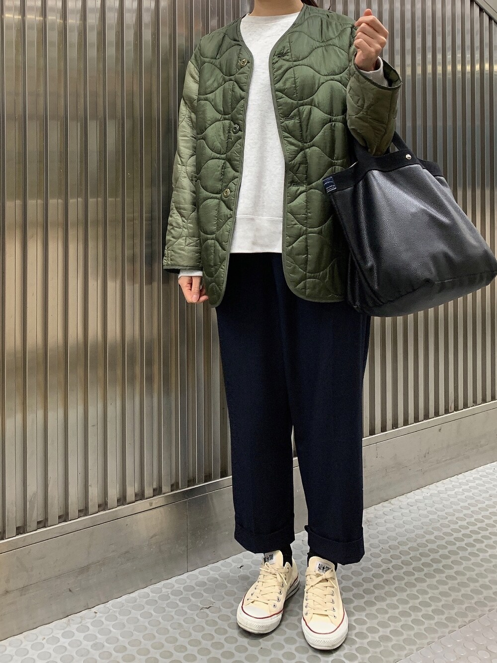 「ライナーコート、キルティング、スウェット、ワイドパンツ、スニーカー、スニーカーコーデ、コンバース、トートバッグ、シンプル、シンプルコーデ」｜「BEAMS BOYのBEAMS BOY / リップストップ サーモライト 2トーン ライナー（ブルゾン、グリーン系）」を使った、𝗒𝗎𝗄𝖺さん（レディース・167cm）の春コーディネートの1枚目の写真