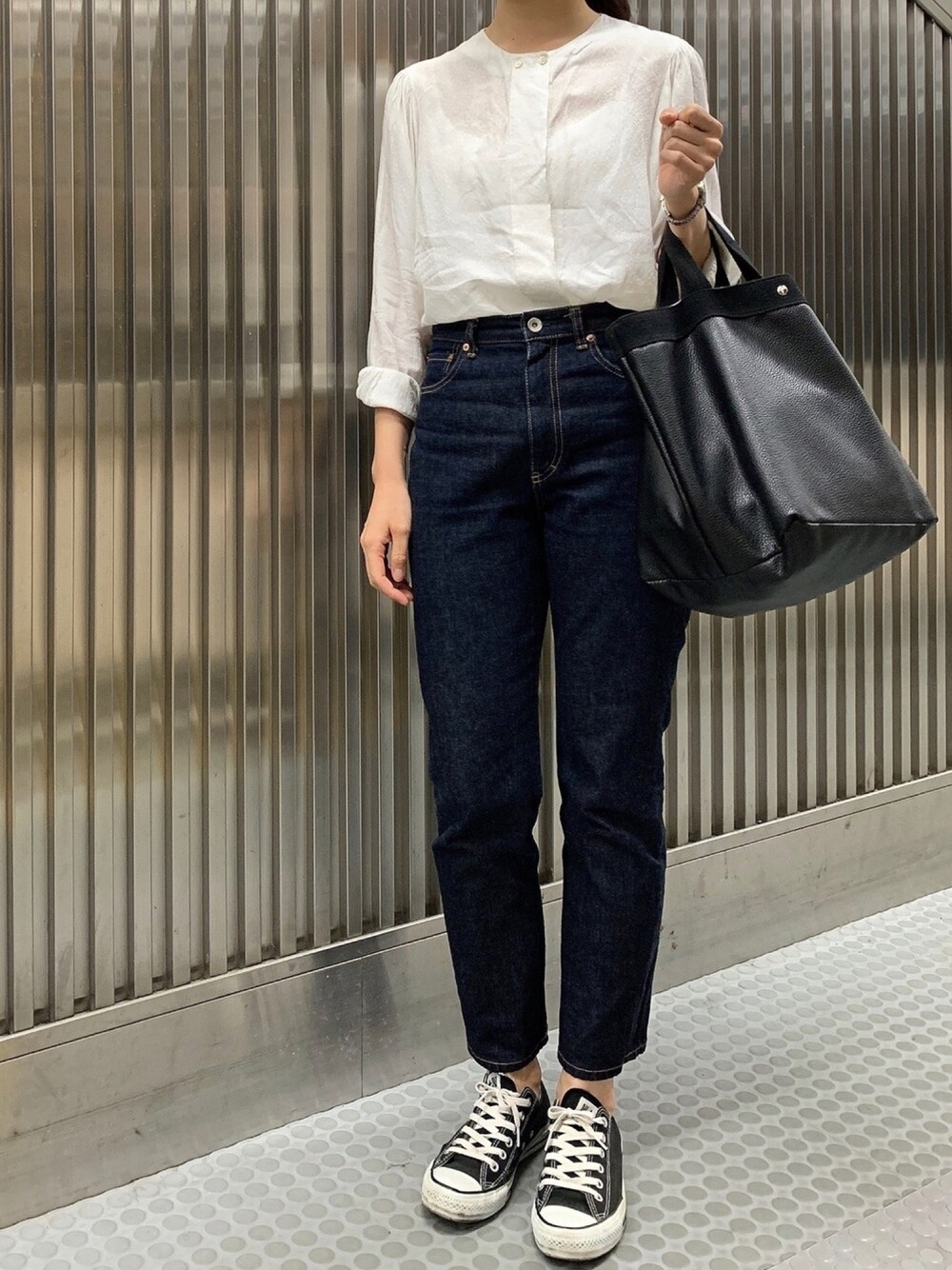 「ブラウス、ホワイト、デニム、デニムパンツ、ハイウエスト、スニーカー、スニーカーコーデ、コンバース、モノトーン、モノトーンコーデ」｜「UNITED ARROWSのSFL リブ キャミソール（キャミソール、ホワイト系）」を使った、𝗒𝗎𝗄𝖺さん（レディース・167cm）の春コーディネートの1枚目の写真