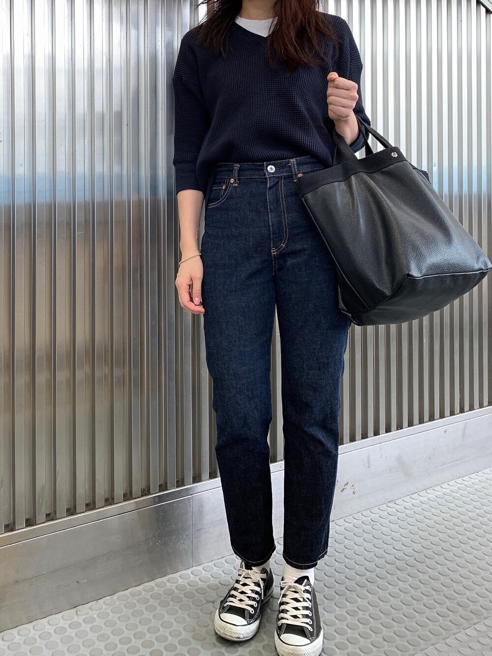 「サーマル、ネイビー、デニム、デニムパンツ、ハイウエスト、スニーカー、スニーカーコーデ、コンバース、シンプル、シンプルコーデ」｜「6の＜6(ROKU)＞THERMAL V NECK 6SLEEVE 2/ｻｰﾏﾙ（Tシャツ/カットソー、ブルー系）」を使った、𝗒𝗎𝗄𝖺さん（レディース・167cm）の夏コーディネートの1枚目の写真