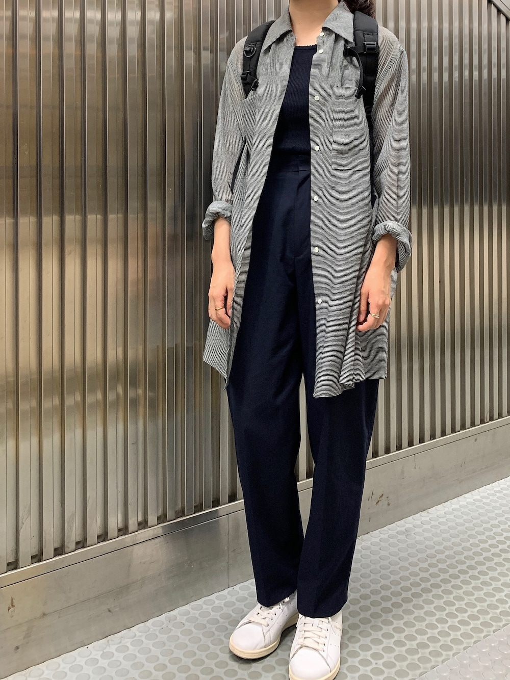 「ギンガムチェック、シアーシャツ、ロングシャツ、ネイビー、タンクトップ、ハイウエスト、テーパードパンツ、スニーカー、スニーカーコーデ、リュック」｜「BEAUTY&YOUTH UNITED ARROWSのBY∴ シアーギンガムチェック ポケットワイドシャツ -ウォッシャブル-（シャツ/ブラウス、その他）」を使った、𝗒𝗎𝗄𝖺さん（レディース・167cm）の夏コーディネートの1枚目の写真