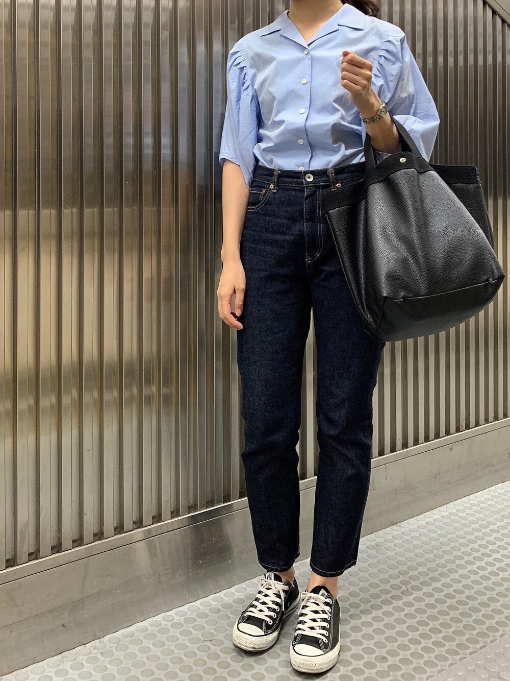「ドルマンスリーブ、ビッグシルエット、ブルー、デニム、デニムパンツ、ハイウエスト、スニーカー、スニーカーコーデ、コンバース、トートバッグ」｜「UNITED ARROWSのUWSC ドルマン ギャザーシャツ② ◆（シャツ/ブラウス、ブルー系）」を使った、𝗒𝗎𝗄𝖺さん（レディース・167cm）の夏コーディネートの1枚目の写真