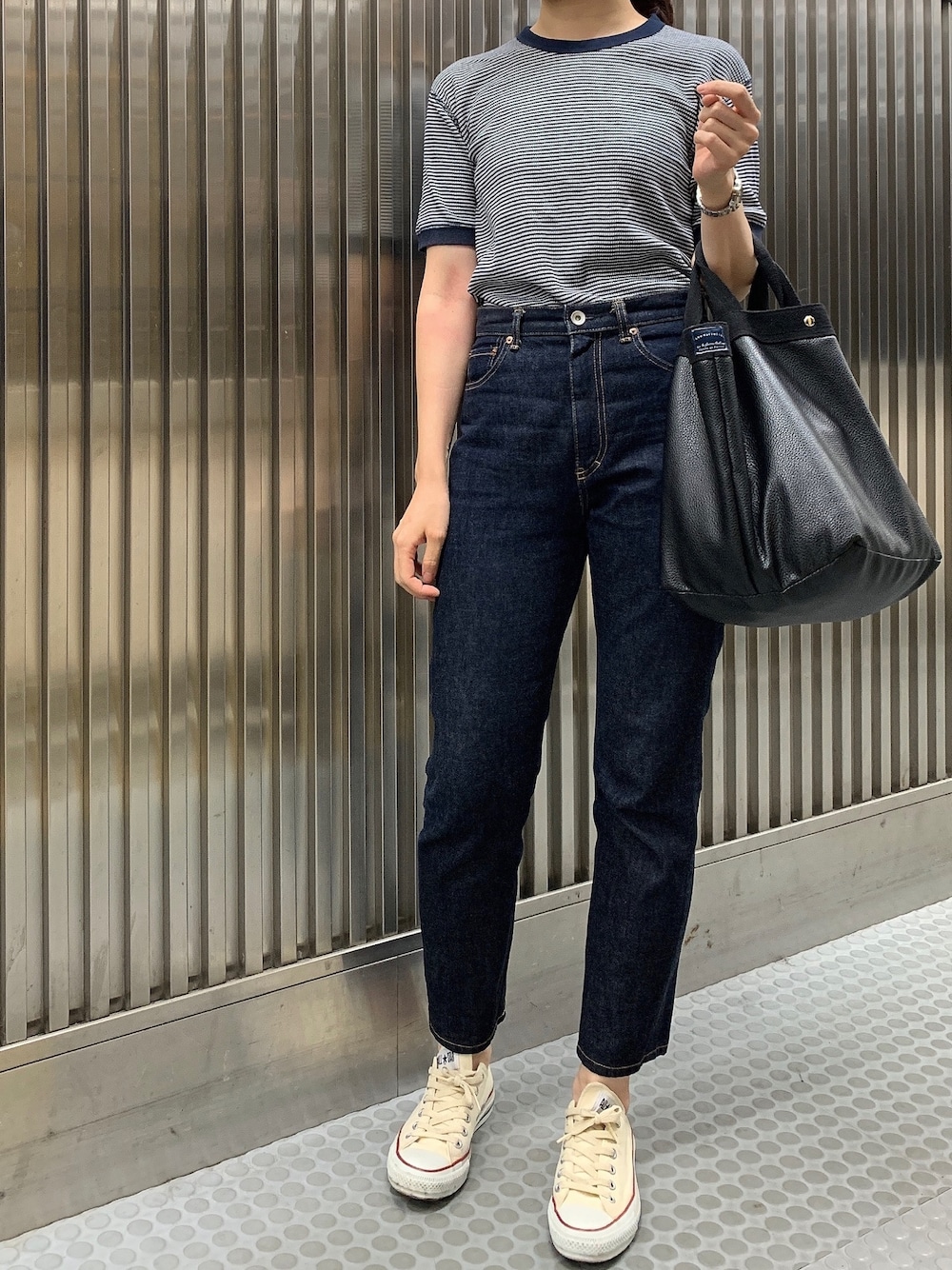 「Tシャツ、Tシャツ×デニム、デニム、デニムパンツ、ハイウエスト、ボーダー、ボーダートップス、スニーカー、スニーカーコーデ、コンバース」｜「BEAMS BOYのHealthknit × BEAMS BOY / ワッフル ボーダー Tシャツ（Tシャツ/カットソー、ブルー系）」を使った、𝗒𝗎𝗄𝖺さん（レディース・167cm）の夏コーディネートの1枚目の写真