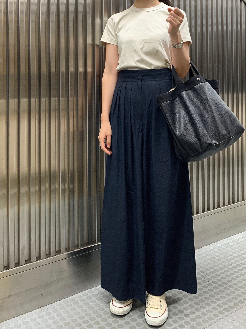 「Tシャツ、ユニクロ、ワイドパンツ、フレアパンツ、スニーカー、スニーカーコーデ、コンバース、トートバッグ、シンプル、シンプルコーデ」｜「UNIQLOのクルーネックT（半袖）（Tシャツ/カットソー、ベージュ系）」を使った、𝗒𝗎𝗄𝖺さん（レディース・167cm）の夏コーディネートの1枚目の写真