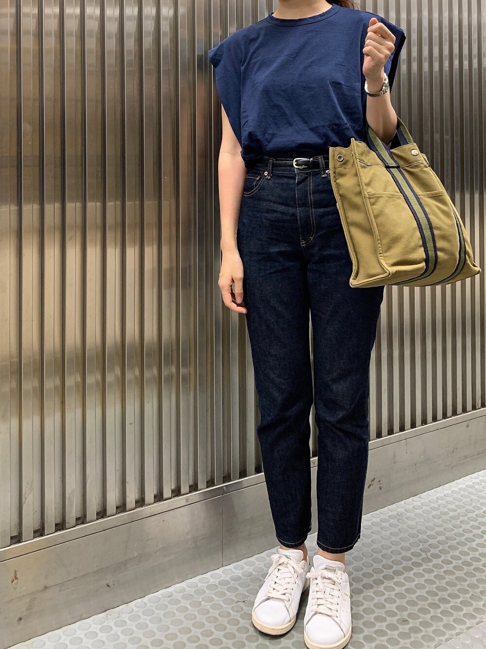 「Tシャツ、Tシャツ×デニム、ネイビー、デニム、デニムパンツ、テーパードパンツ、スニーカー、スニーカーコーデ、スタンスミス、トートバッグ」｜「FLORENTのアイテム（Tシャツ/カットソー、ブルー系）」を使った、𝗒𝗎𝗄𝖺さん（レディース・167cm）の夏コーディネートの1枚目の写真