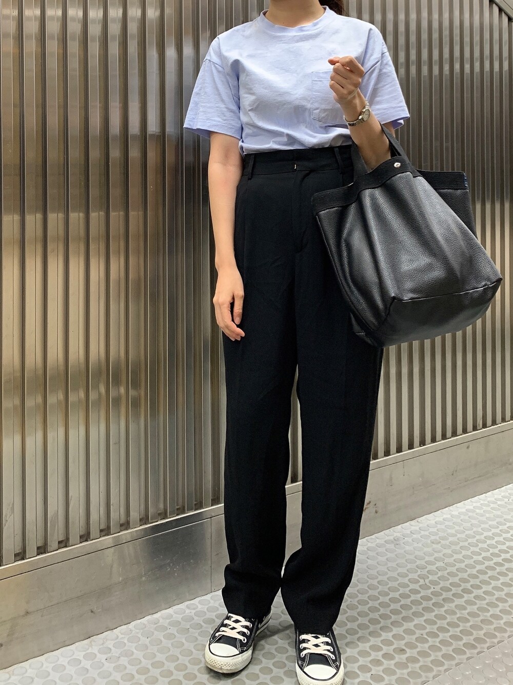 「Tシャツ、ハイウエスト、ワイドパンツ、ブルー、スニーカー、スニーカーコーデ、コンバース、ハイカットスニーカー、シンプル、シンプルコーデ」｜「GAPのポケットtシャツ（Tシャツ/カットソー、ブルー系）」を使った、𝗒𝗎𝗄𝖺さん（レディース・167cm）の夏コーディネートの1枚目の写真