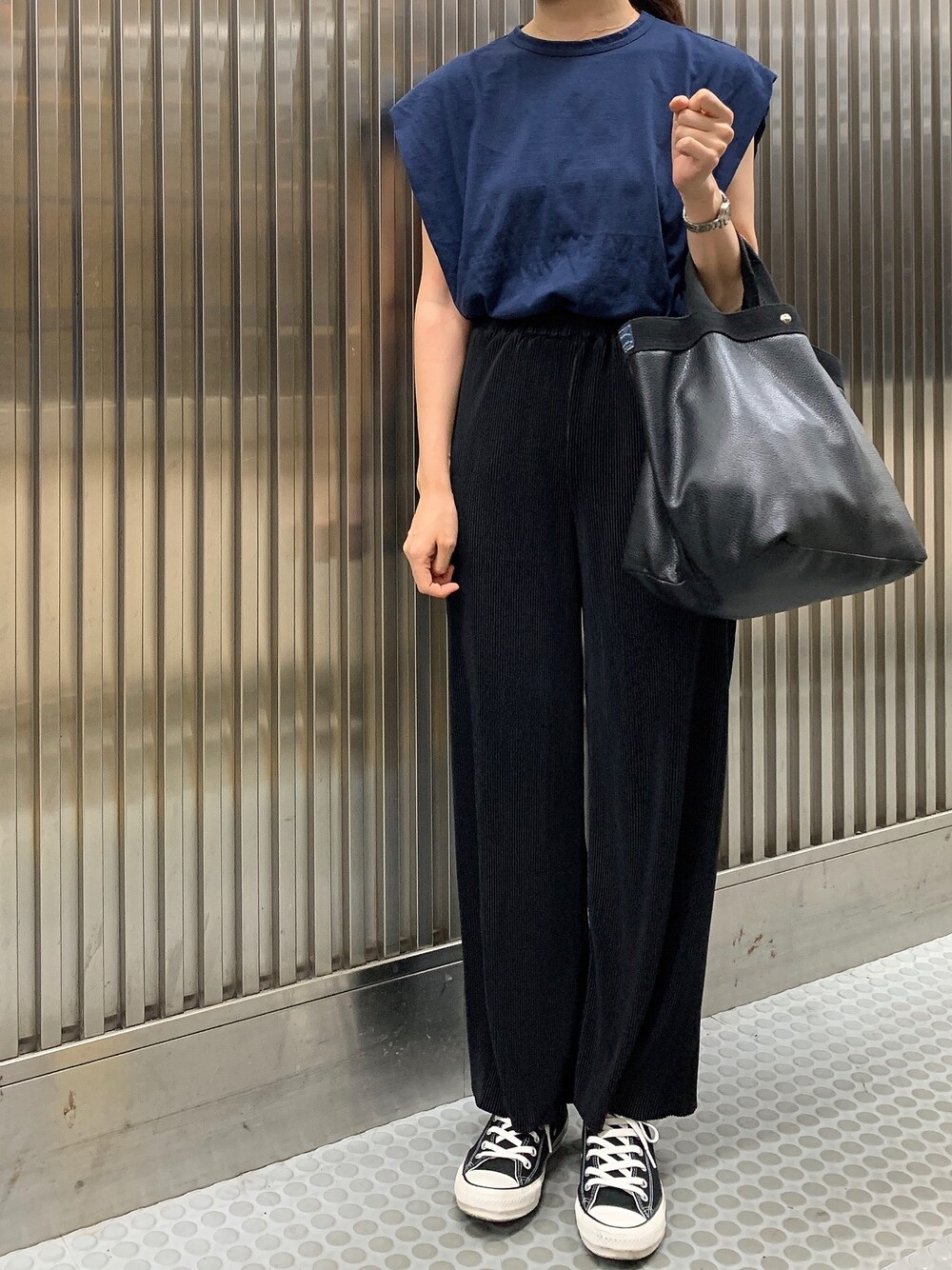 「ノースリーブ、ラクチンコーデ、ラフ、ワイドパンツ、スニーカー、スニーカーコーデ、コンバース、シンプル、シンプルコーデ」｜「FLORENTのアイテム（Tシャツ/カットソー、ブルー系）」を使った、𝗒𝗎𝗄𝖺さん（レディース・167cm）の夏コーディネートの1枚目の写真