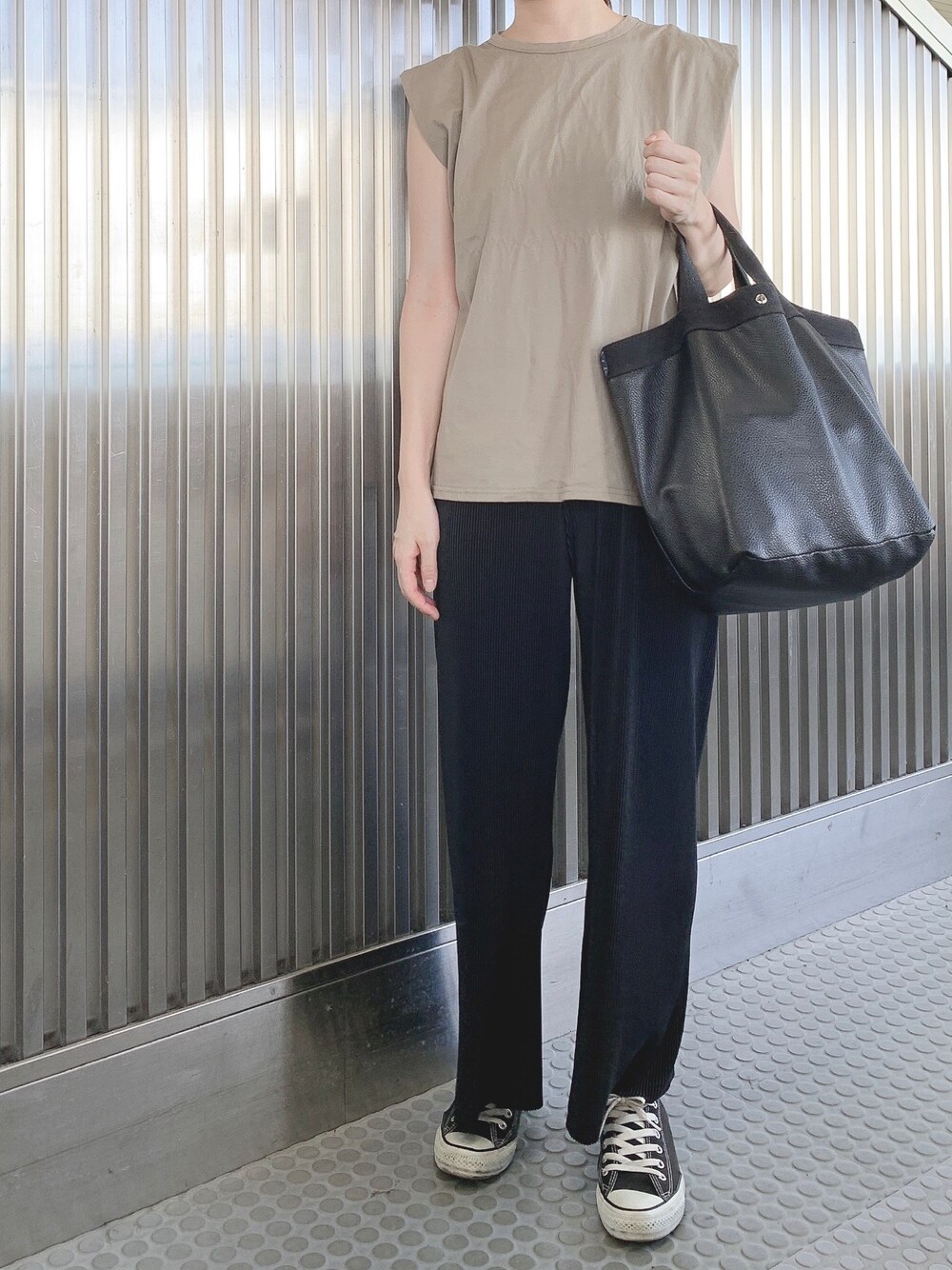 「ノースリーブ、ワイドパンツ、ラクチンコーデ、スニーカー、スニーカーコーデ、コンバース、ブラック、シンプル、シンプルコーデ、夏コーデ」｜「STYLEMIXERのアイテム（Tシャツ/カットソー、グリーン系）」を使った、𝗒𝗎𝗄𝖺さん（レディース・167cm）の夏コーディネートの1枚目の写真