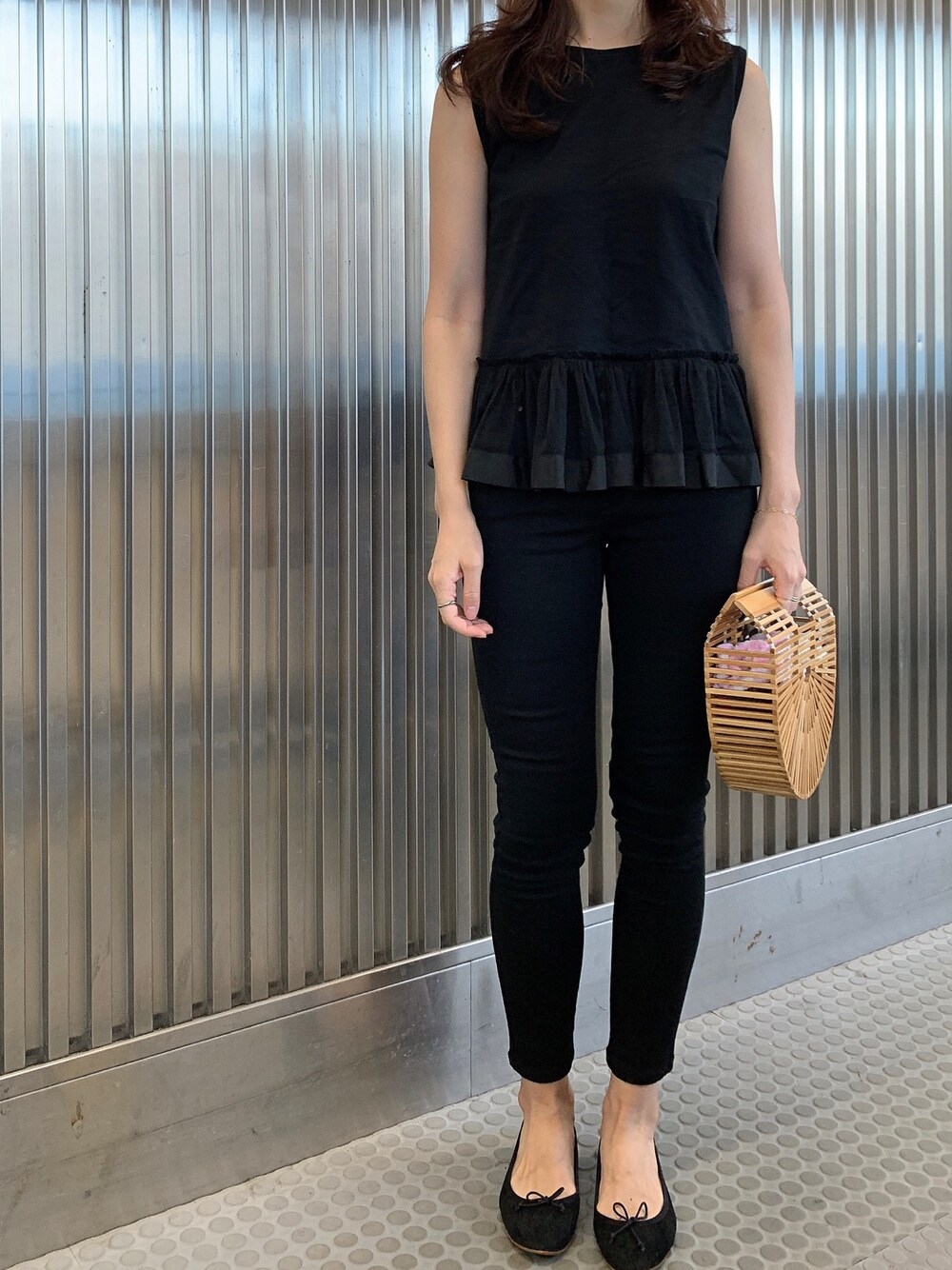 ブラック系のTシャツ/カットソー、ブラック系のデニムパンツ、ブラック系のバレエシューズを着用したレディースの夏コーディネートの1枚目の写真