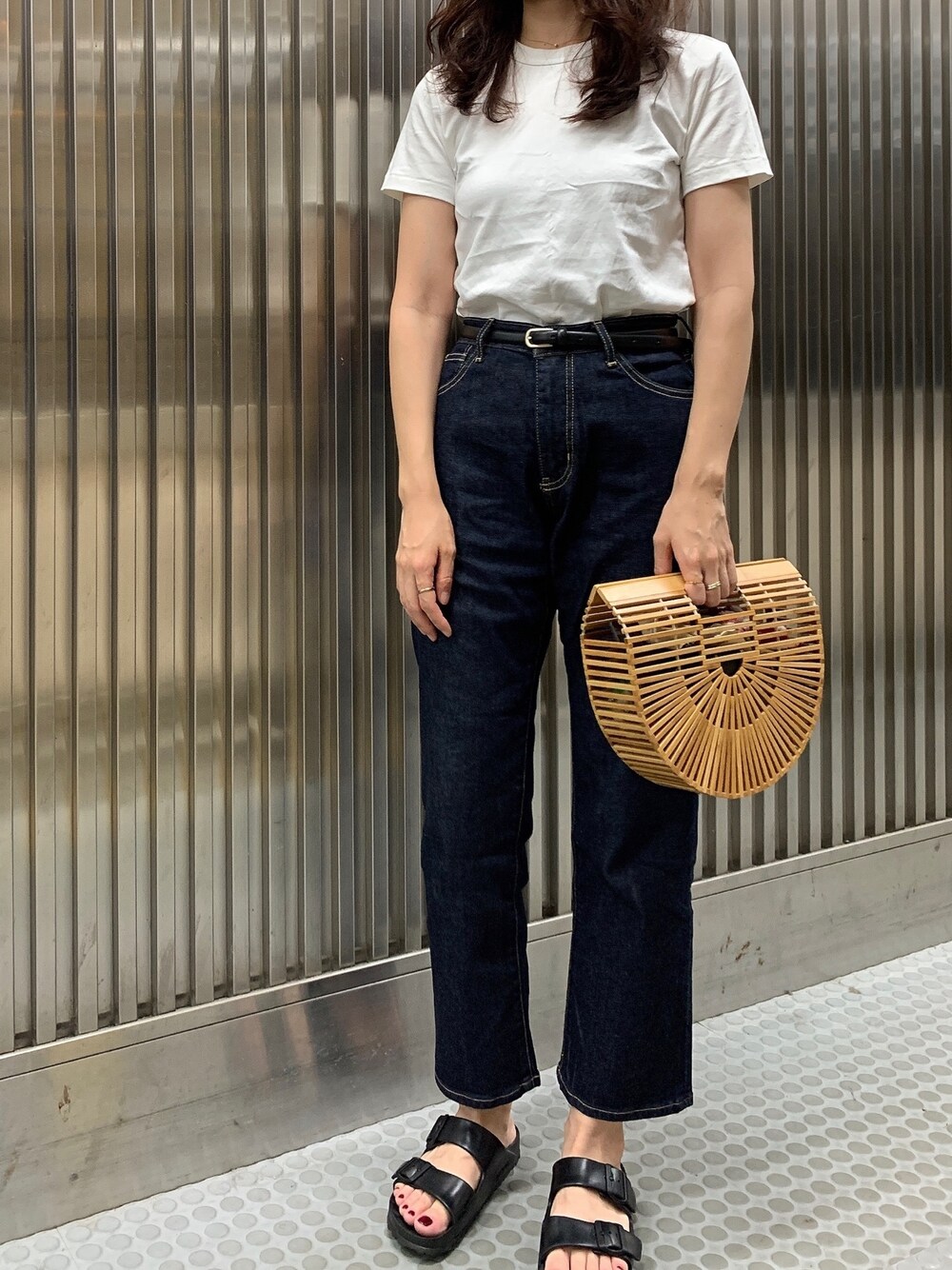 「白Tシャツ、Tシャツ、ユニクロ、デニム、デニムパンツ、ハイウエスト、サンダル、かごバッグ、シンプル、シンプルコーデ」｜「UNIQLOのクルーネックT（半袖）（Tシャツ/カットソー、ホワイト系）」を使った、𝗒𝗎𝗄𝖺さん（レディース・167cm）の夏コーディネートの1枚目の写真