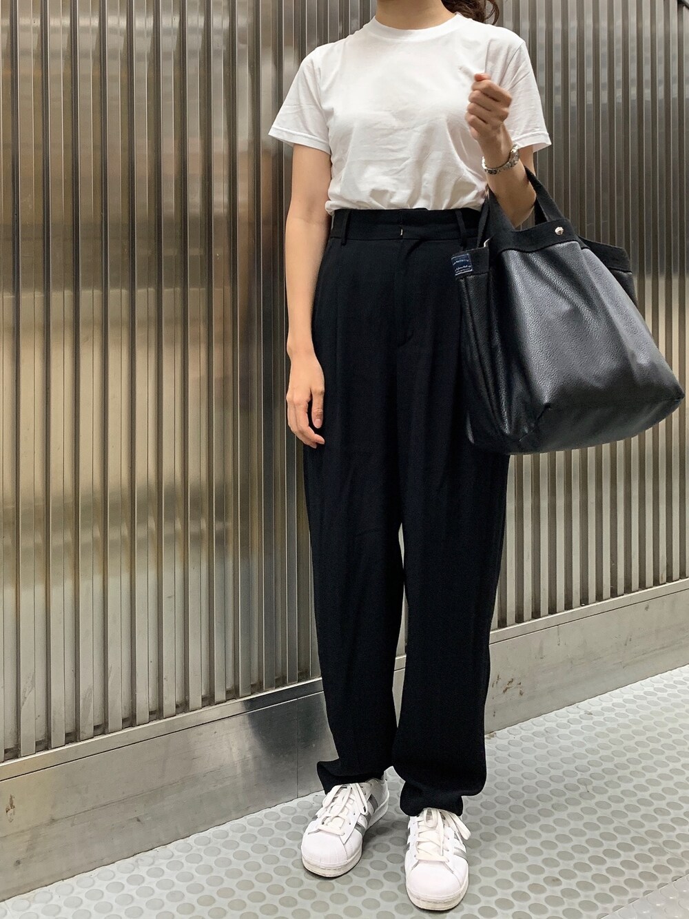 「白Tシャツ、Tシャツ、ハイウエスト、ハイウエストパンツ、ワイドパンツ、スニーカー、スニーカーコーデ、スーパースター、モノトーン、モノトーンコーデ」｜「green label relaxingの『BRACTMENT（ブラクトメント)』 2P PACK-TEE / Tシャツ ＜2枚組み＞（Tシャツ/カットソー、ホワイト系）」を使った、𝗒𝗎𝗄𝖺さん（レディース・167cm）の秋コーディネートの1枚目の写真