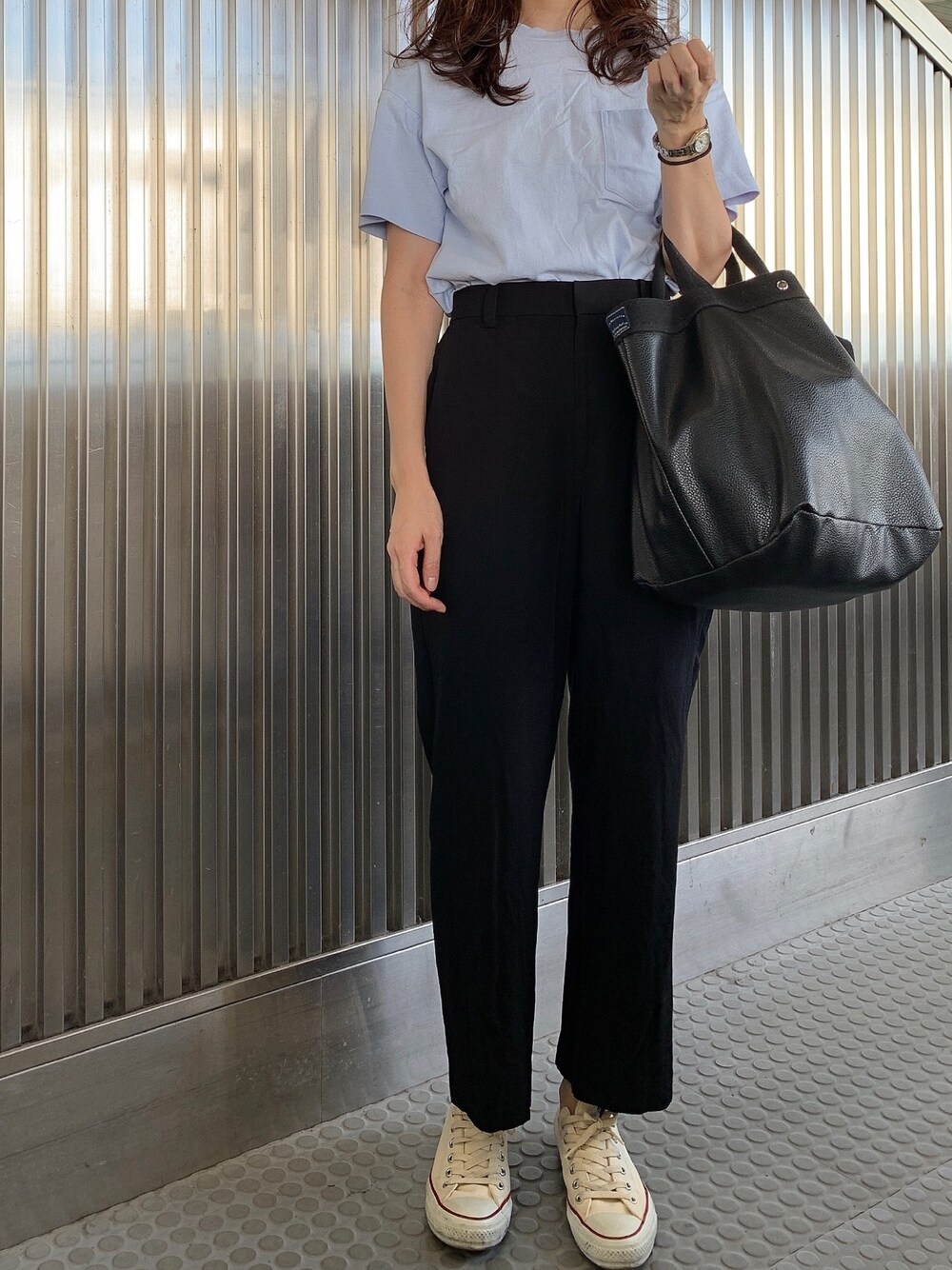 「Tシャツ、ワイドパンツ、ハイウエスト、スニーカー、スニーカーコーデ、コンバース、シンプル、シンプルコーデ、シンプルスタイル、ブルー」｜「GAPのポケットtシャツ（Tシャツ/カットソー、ブルー系）」を使った、𝗒𝗎𝗄𝖺さん（レディース・167cm）の秋コーディネートの1枚目の写真