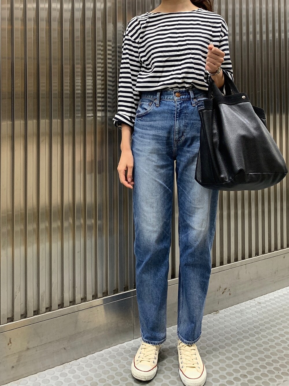 「ロンT、ボーダー、ボーダートップス、デニム、デニムパンツ、ハイウエスト、スニーカー、スニーカーコーデ、コンバース、シンプル」｜「THE SHINZONEのアイテム（Tシャツ/カットソー、ブラック系）」を使った、𝗒𝗎𝗄𝖺さん（レディース・167cm）の秋コーディネートの1枚目の写真