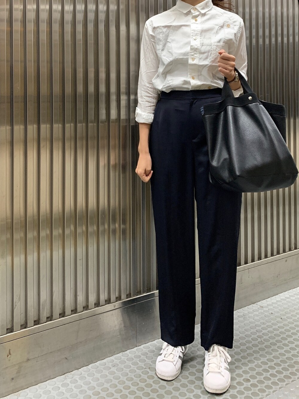 ホワイト系のシャツ/ブラウス、ブルー系のその他パンツ、ホワイト系のスニーカーを着用したレディースの秋コーディネートの1枚目の写真