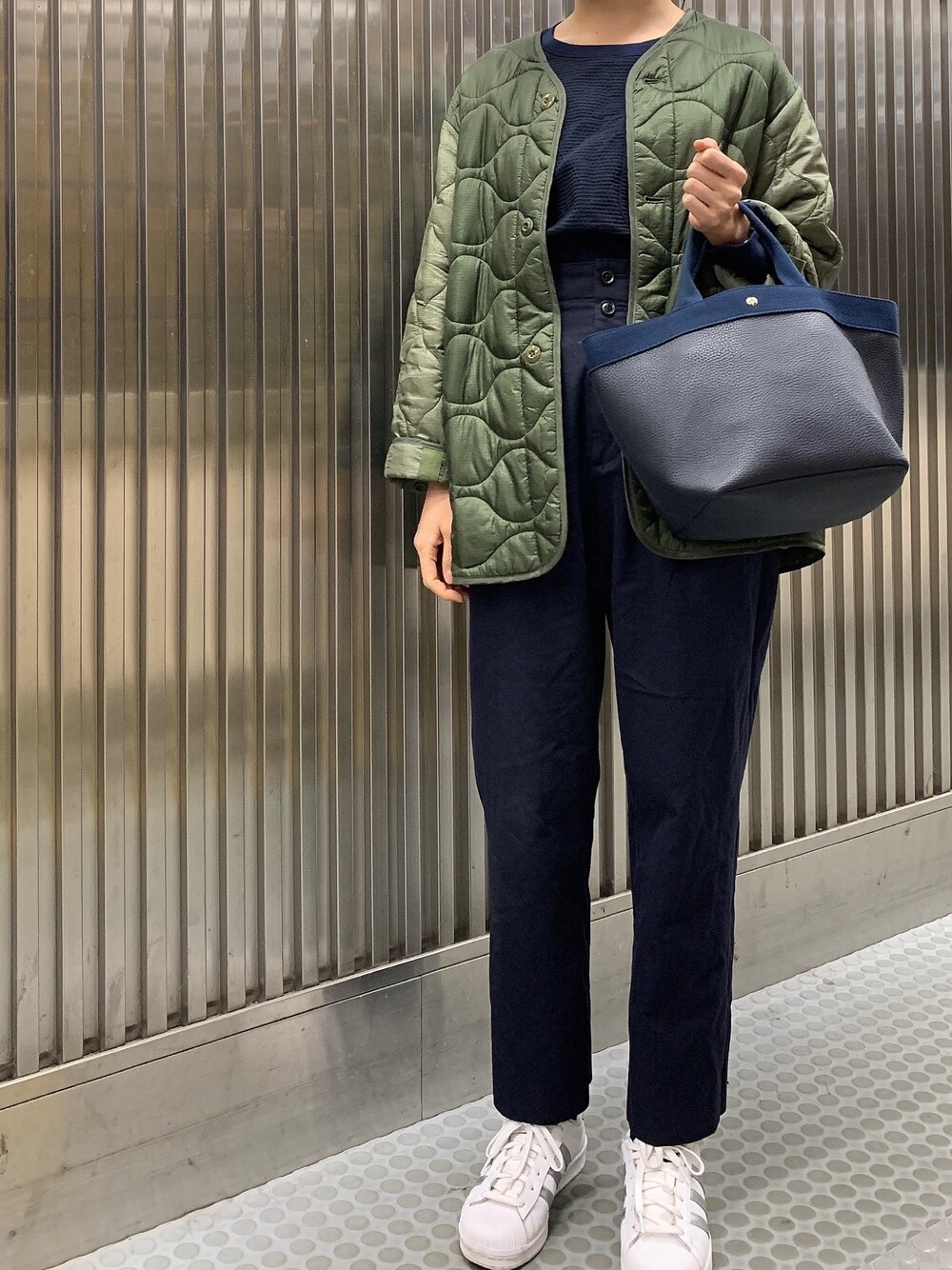 グリーン系のブルゾン、ブルー系のシャツ/ブラウス、ブルー系のその他パンツを着用したレディースの秋コーディネートの1枚目の写真