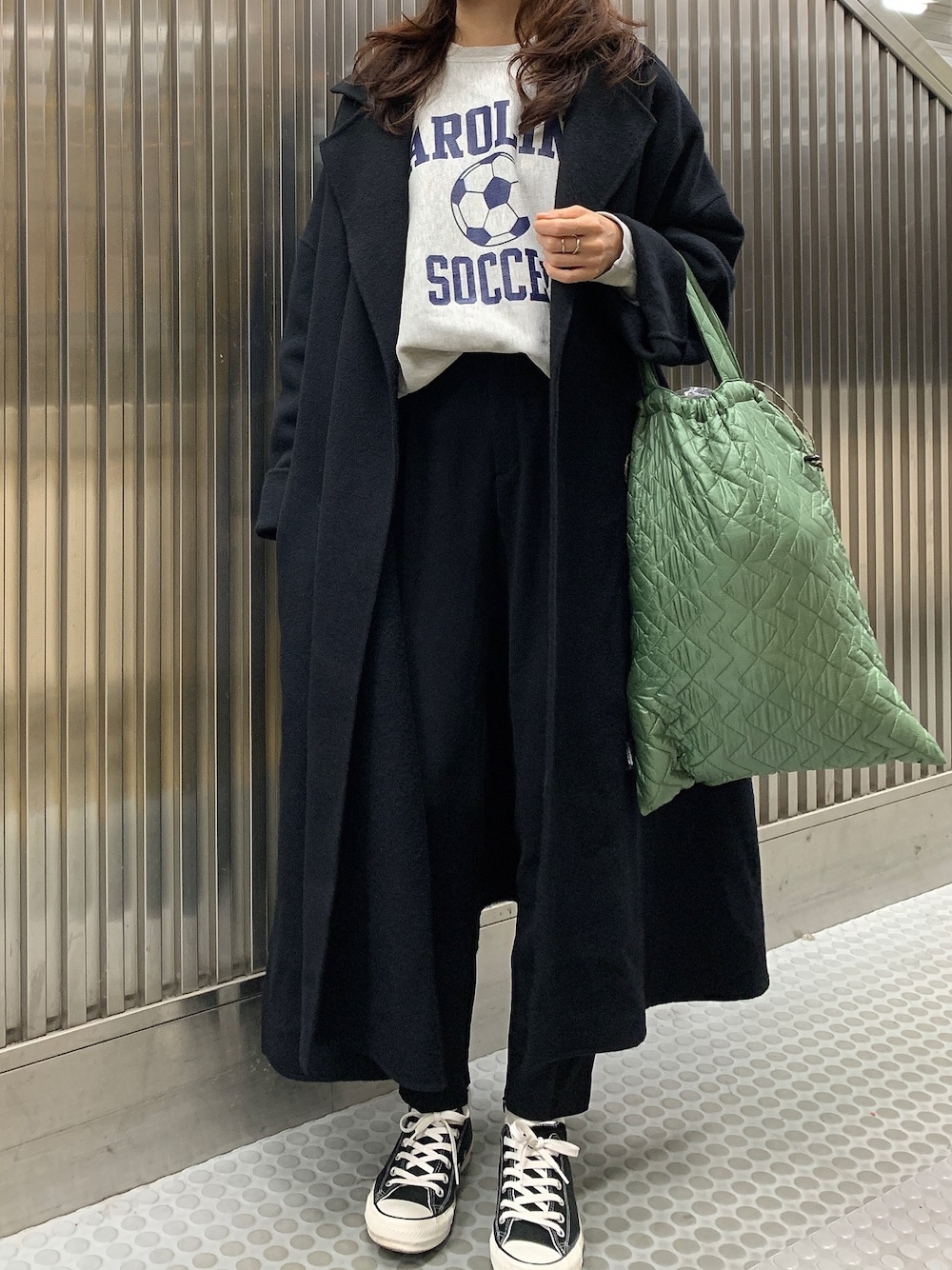 「スウェット、スニーカー、コンバース、ブラック、チャンピオン、キルティング、スラックス、オーバーサイズ、ロングコート、スニーカーコーデ」｜「N.O.R.C by the lineの【Oggi1月号掲載】リバーウールコート（ノーカラージャケット、ブラック系）」を使った、𝗒𝗎𝗄𝖺さん（レディース・167cm）の秋コーディネートの1枚目の写真