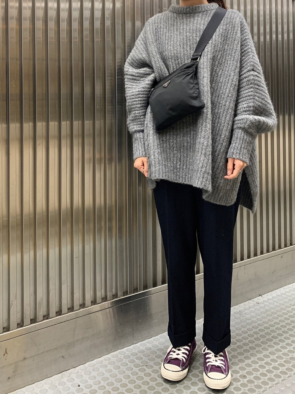 「ニット、オーバーサイズ、ビッグシルエット、スラックス、ユニクロ、スニーカー、スニーカーコーデ、コンバース、冬コーデ、シンプル」｜「mamuのアイテム（ニット/セーター、グレー系）」を使った、𝗒𝗎𝗄𝖺さん（レディース・167cm）の冬コーディネートの1枚目の写真