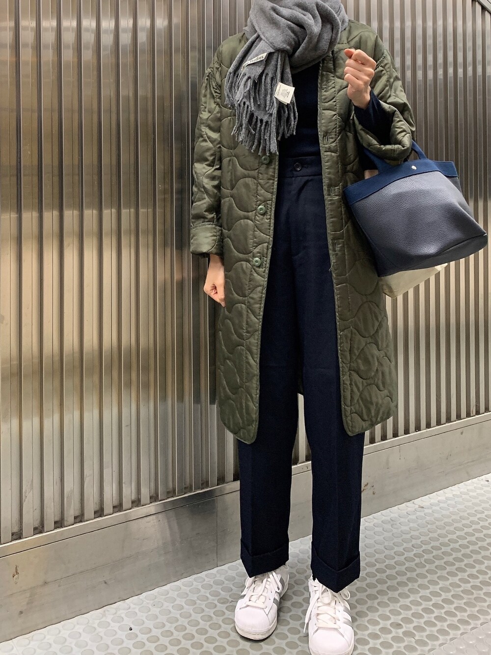 「キルティング、ロングコート、タートルネック、タートルネックニット、ユニクロ、ワイドパンツ、スニーカー、スニーカーコーデ、ストール、ネイビー」｜「ROTHCOの【別注】＜ROTHCO＞∴キルティングライナーコート（その他アウター、グリーン系）」を使った、𝗒𝗎𝗄𝖺さん（レディース・167cm）の冬コーディネートの1枚目の写真