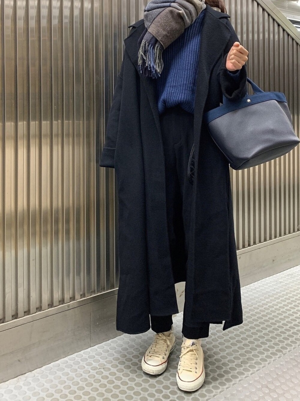「ロングコート、ビッグシルエット、オーバーサイズ、ニット、スラックス、スニーカー、スニーカーコーデ、コンバース、ストール、ブルー」｜「N.O.R.C by the lineの【Oggi1月号掲載】リバーウールコート（ノーカラージャケット、ブラック系）」を使った、𝗒𝗎𝗄𝖺さん（レディース・167cm）の冬コーディネートの1枚目の写真
