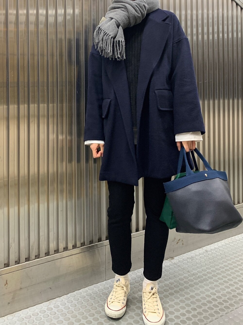 「ビッグシルエット、ストール、ニット、レイヤードスタイル、ロンT、白Tシャツ、テーパードパンツ、デニム、スニーカー、コンバース」｜「MIDIUMISOLIDのアイテム（その他アウター、ブルー系）」を使った、𝗒𝗎𝗄𝖺さん（レディース・167cm）の冬コーディネートの1枚目の写真