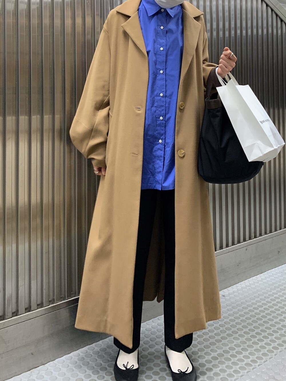 「シャツスタイル、シャツ、オーバーサイズ、ロングコート、バレエシューズ、トートバッグ、ブルー、春コーデ、春、シンプル」｜「STYLE MIXERのアイテム（その他アウター、ベージュ系）」を使った、𝗒𝗎𝗄𝖺さん（レディース・167cm）の冬コーディネートの1枚目の写真