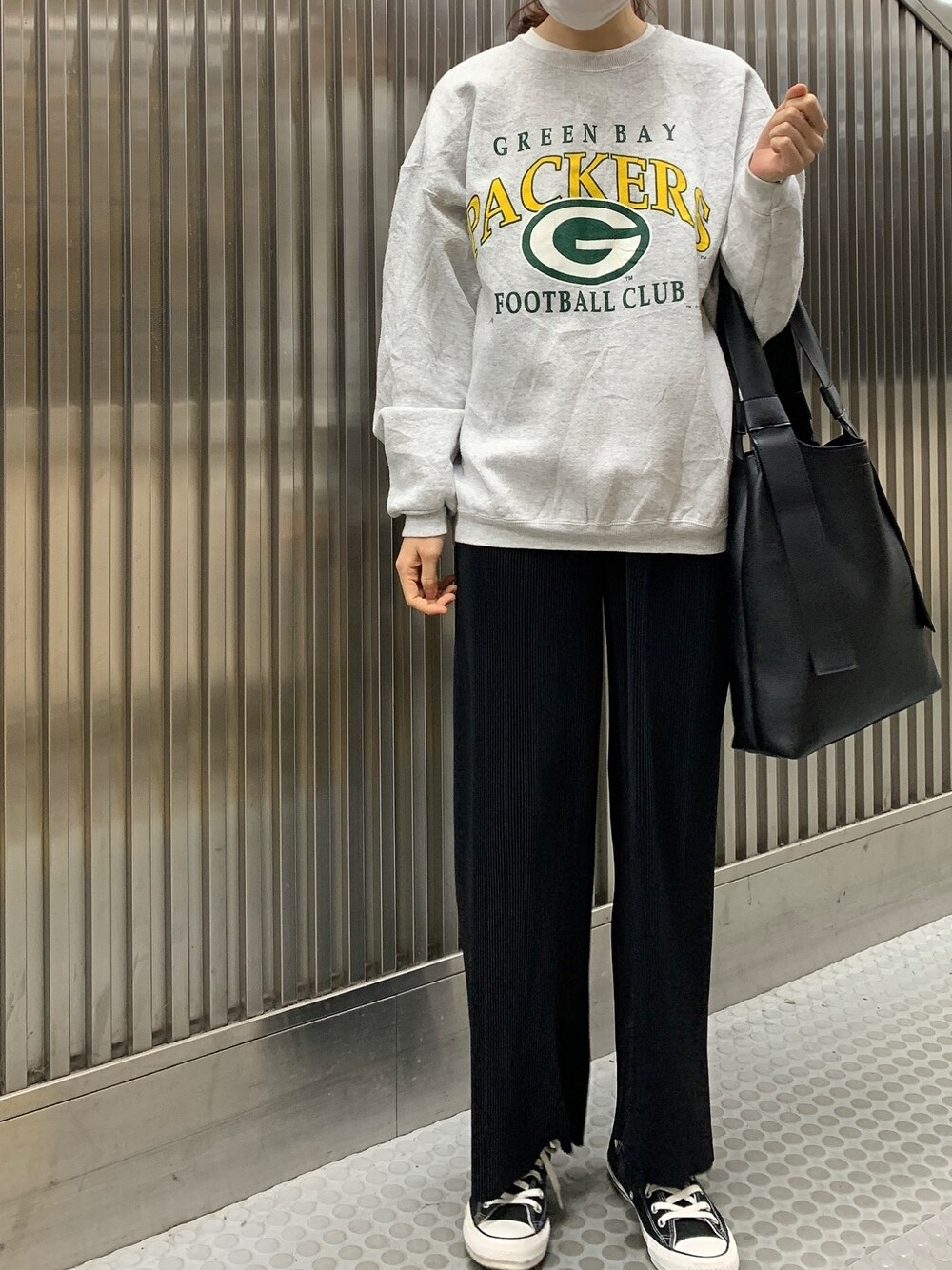 「スウェット、スニーカー、コンバース、Tシャツ、レイヤードスタイル、スニーカーコーデ、ワイドパンツ、楽チンコーデ、白Tシャツ、ラクチンコーデ」｜「Re:EDITの[近藤千尋さん着用][お家で洗える][低身長向けSサイズ対応][高身長向けMサイズ対応]楊柳マットプリーツストレートパンツ（その他パンツ、ブラック系）」を使った、𝗒𝗎𝗄𝖺さん（レディース・167cm）の春コーディネートの1枚目の写真