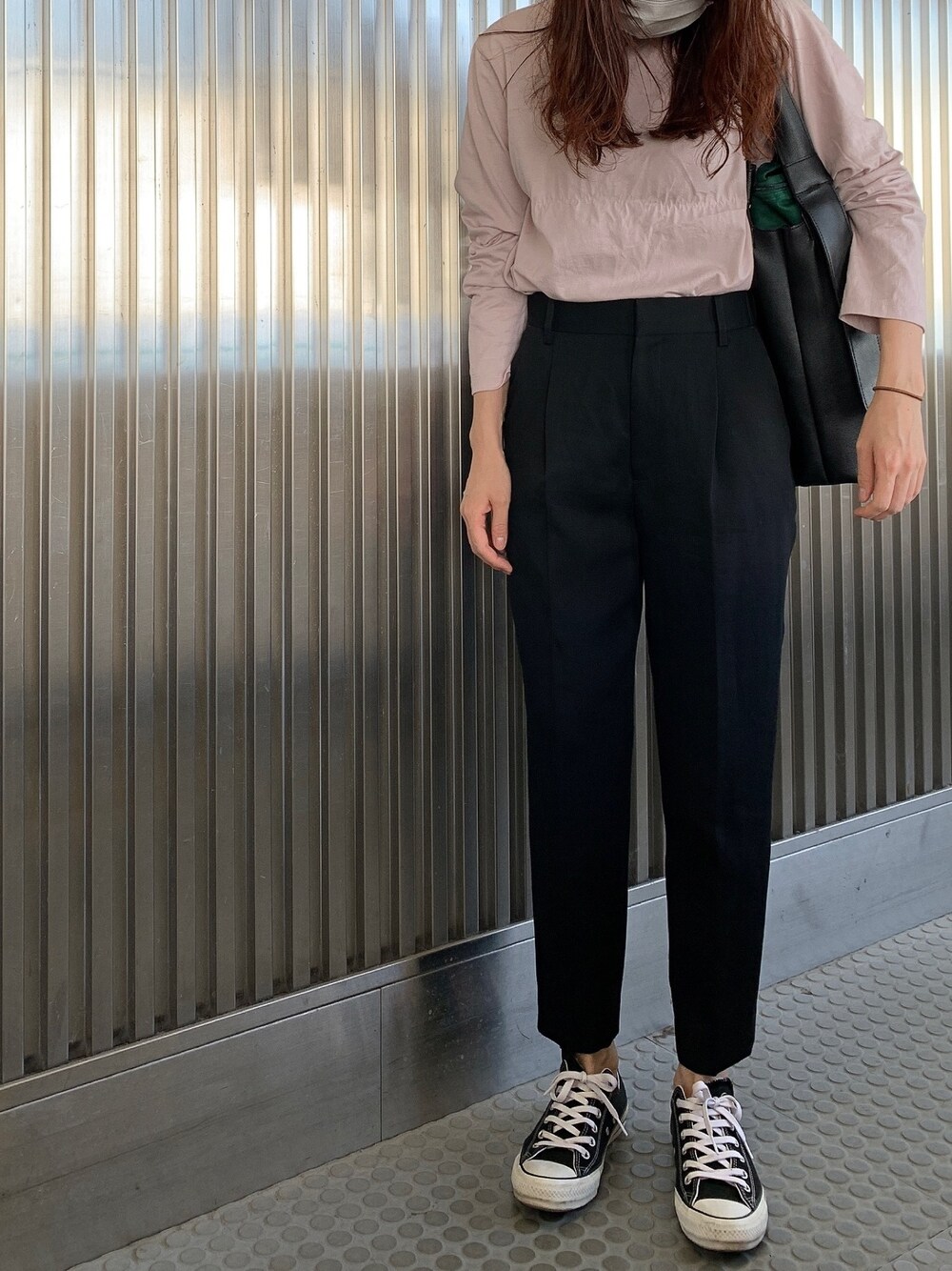 「ロンT、テーパードパンツ、ピンク、ブラック、スニーカー、スニーカーコーデ、コンバース、シンプル、シンプルコーデ、春コーデ」｜「BEAUTY&YOUTH UNITED ARROWSのBY コットンクルーネックロングスリーブTシャツ（Tシャツ/カットソー、ピンク系）」を使った、𝗒𝗎𝗄𝖺さん（レディース・167cm）の春コーディネートの1枚目の写真