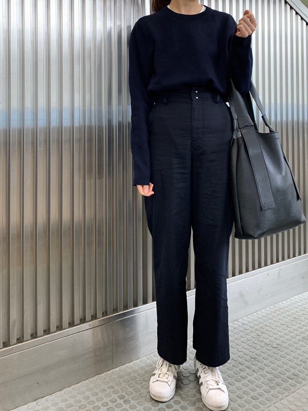 ブルー系のニット/セーター、ホワイト系のTシャツ/カットソー、ブルー系のその他パンツを着用したレディースの春コーディネートの1枚目の写真