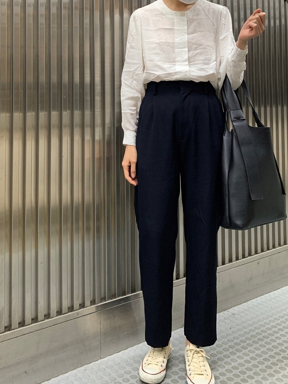 「ブラウス、ホワイト、テーパードパンツ、スラックス、タックパンツ、スニーカー、スニーカーコーデ、コンバース、シンプル、シンプルコーデ」｜「LOEFFの＜LOEFF（ロエフ）＞ VTG ギャバ― タック パンツ（その他パンツ、ブルー系）」を使った、𝗒𝗎𝗄𝖺さん（レディース・167cm）の春コーディネートの1枚目の写真