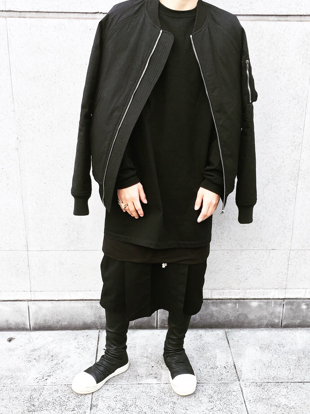 「RICK OWENS、drkshdw、Maison Margiela、black」｜「Rick Owensのアイテム（その他アウター、ブラック系）」を使った、🌹さん（メンズ・170cm）の冬コーディネートの1枚目の写真