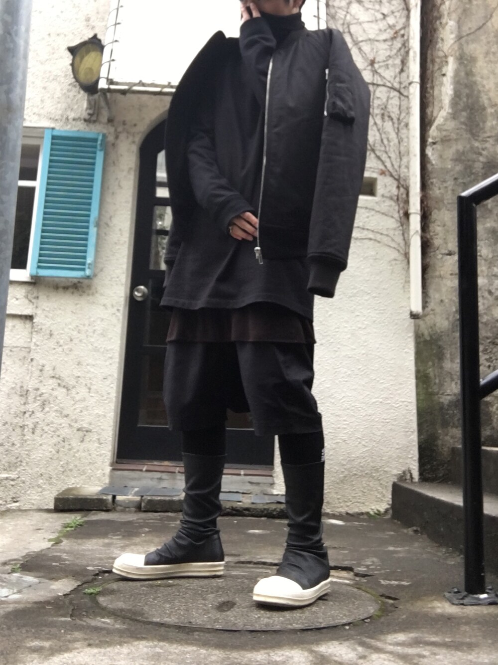 「RICK OWENS、black、ALL BLACK」｜「Rick Owensのアイテム（その他アウター、ブラック系）」を使った、🌹さん（メンズ・171cm）の春コーディネートの1枚目の写真