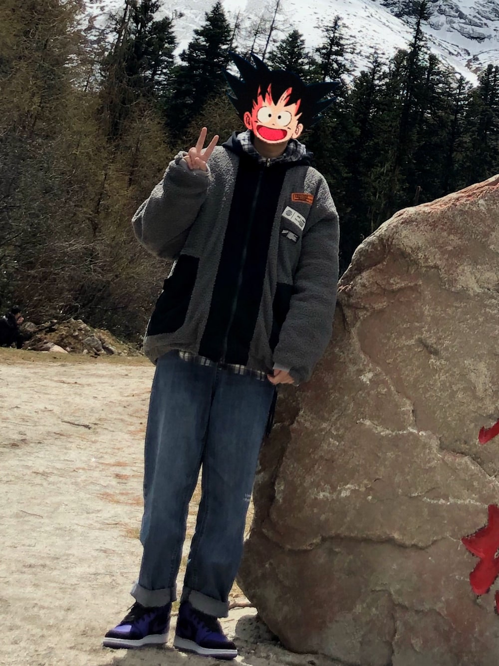 パープル系のスニーカーを着用したレディースの春コーディネートの1枚目の写真