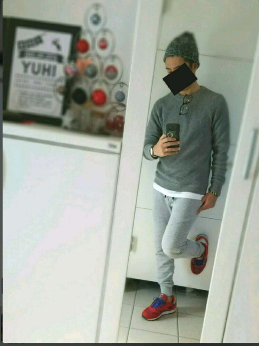 「H&M、グレーコーデ、リーボック(Reebok)、スニーカー 赤」｜「Reebokのアイテム（スニーカー、レッド系）」を使った、Yu-pisenさん（メンズ・170cm）の冬コーディネートの1枚目の写真