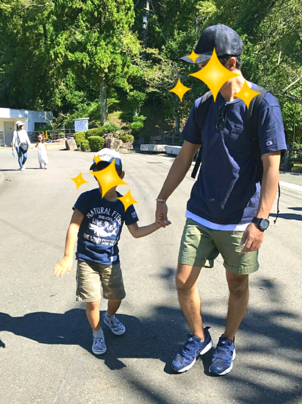 ブルー系のTシャツ/カットソー、グリーン系のチノパンツ、ブルー系のスニーカーを着用したメンズの秋コーディネートの1枚目の写真