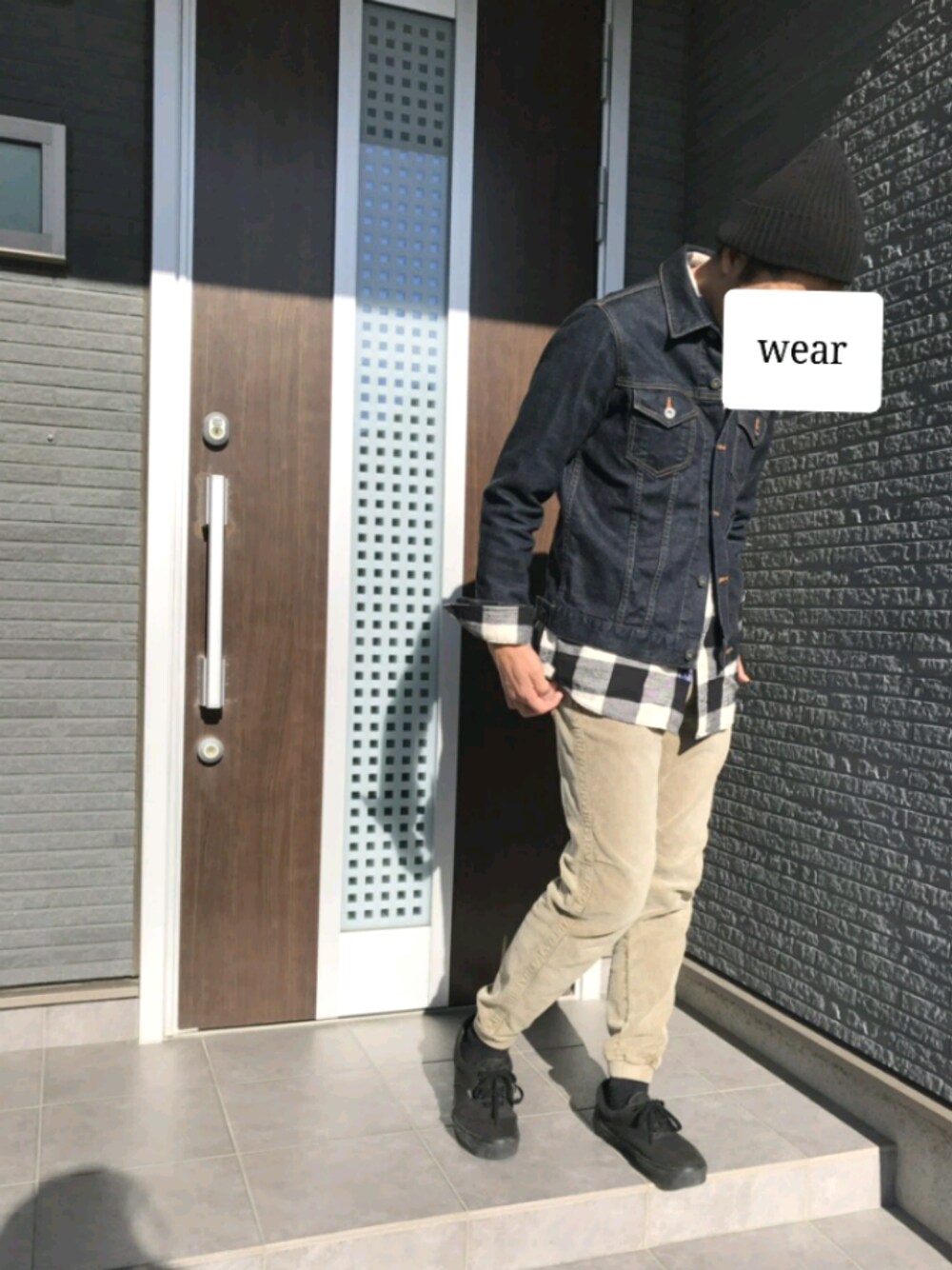 「シンプル、ラフ、スニーカー、オトナカジュアル、大人コーデ、デニム、コーデュロイパンツ、チェックシャツ、ベージュ、VANS」｜「VANSのVANS ヴァンズ ROWLEY [SOLOS] VN0A347RBJ4 BLACK/BLACK（スニーカー、ブラック系）」を使った、Yu-pisenさん（メンズ・170cm）の冬コーディネートの1枚目の写真
