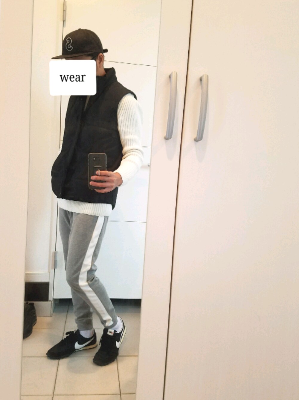 「シンプル、スニーカー、ラインパンツ、ナイキ、ダウンベスト、ZARA、モノトーン、春コーデ、オトナカジュアル、ストリートMIX」｜「ZARAのアイテム（ニット/セーター、ホワイト系）」を使った、Yu-pisenさん（メンズ・170cm）の春コーディネートの1枚目の写真