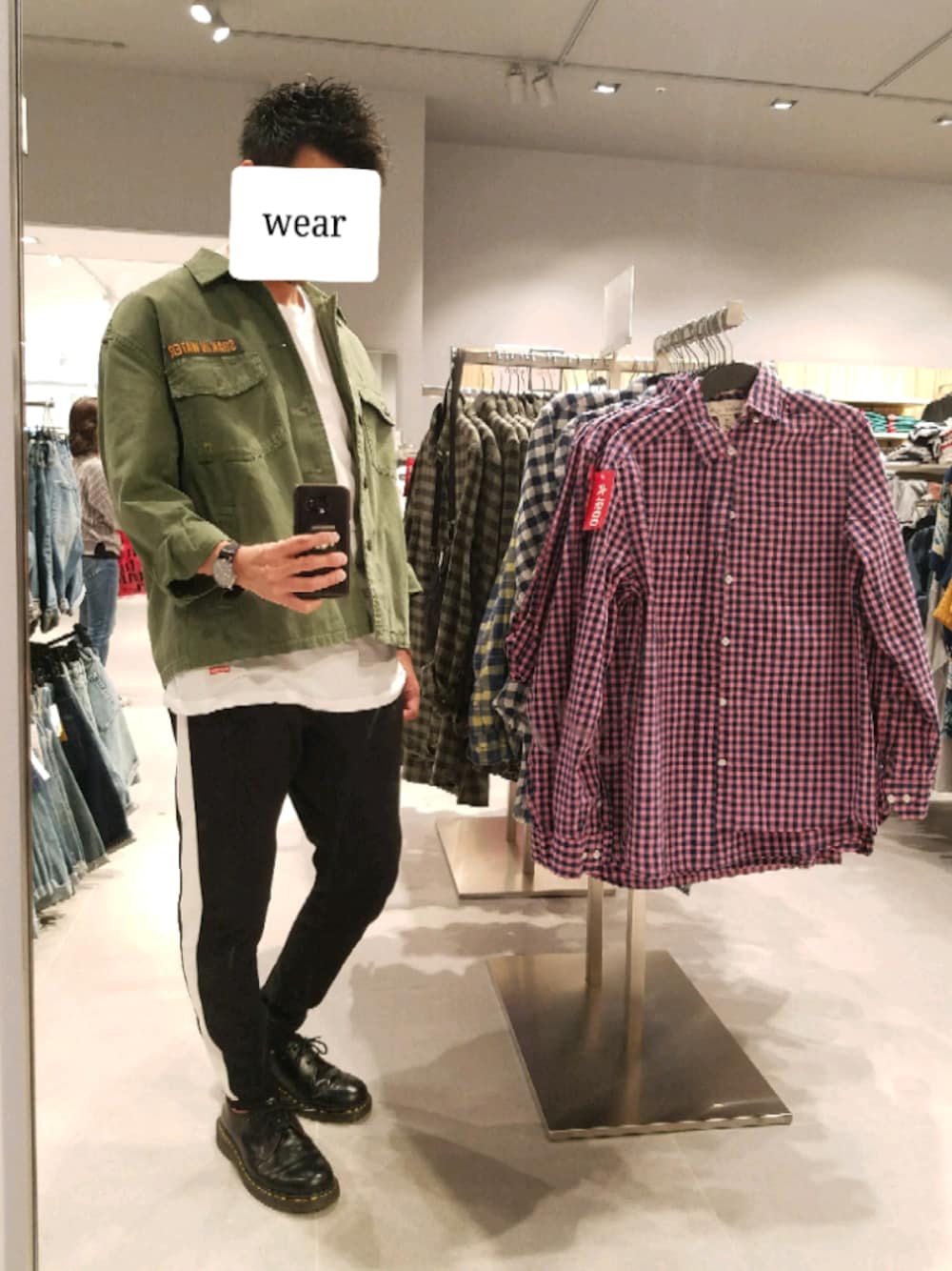 「休日スタイル、春夏コーデ、はるコーデ、Dr.Martens、ミリタリー、ラインパンツ、ラフ、オトナカジュアル、パパコーデ、キレイめ」｜「Daniel Wellingtonのアイテム（アナログ腕時計、ブラック系）」を使った、Yu-pisenさん（メンズ・170cm）の春コーディネートの1枚目の写真