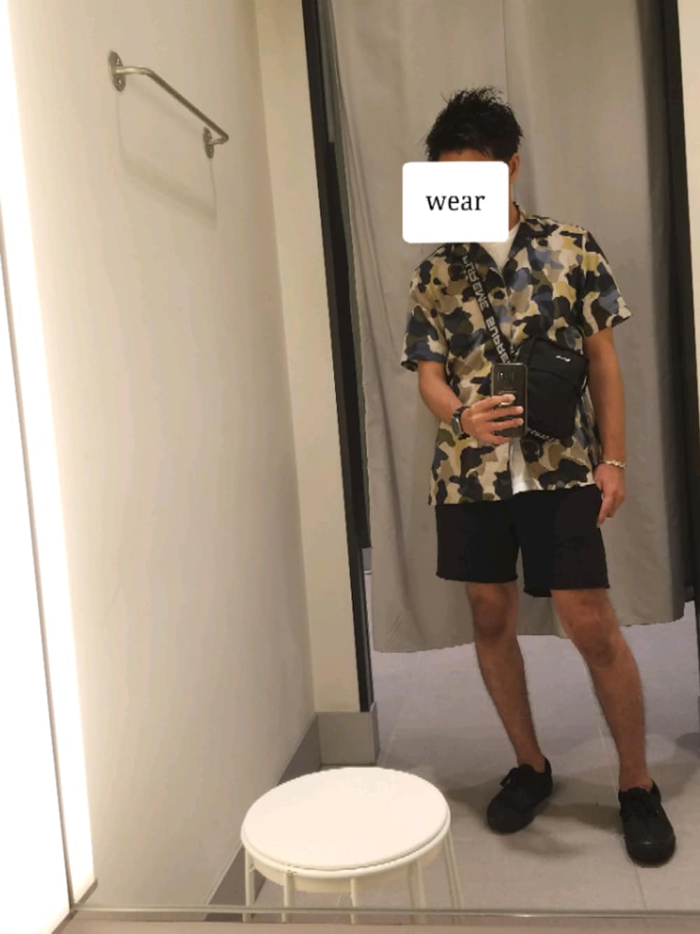 「シンプル、夏コーデ、大人カジュアル、夏、キレイめ、柄シャツ、ZARA、オーバーサイズ、ショートパンツ、アロハシャツ」｜「VANSのVANS ヴァンズ ROWLEY [SOLOS] VN0A347RBJ4 BLACK/BLACK（スニーカー、ブラック系）」を使った、Yu-pisenさん（メンズ・170cm）の夏コーディネートの1枚目の写真