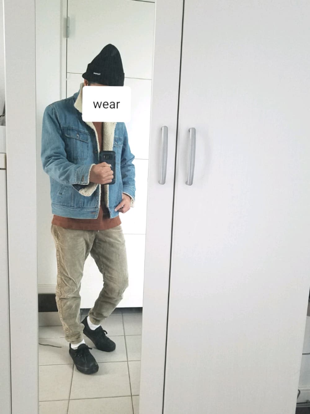 「冬コーデ、ラフ、デニム、カジュアルコーデ、コーデュロイ、キャップ、ベージュ、シンプル、GU、ブラウン」｜「VANSのVANS ヴァンズ ROWLEY [SOLOS] VN0A347RBJ4 BLACK/BLACK（スニーカー、ブラック系）」を使った、Yu-pisenさん（メンズ・170cm）の冬コーディネートの1枚目の写真