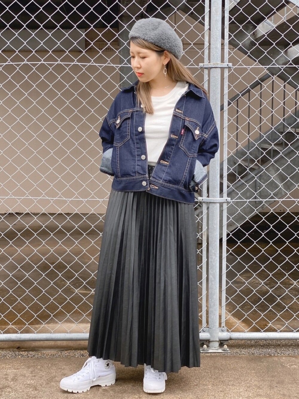 「秋、秋コーデ、カジュアルコーデ、レザースカート、スニーカー、ベレー帽、Right-on、Levi's、converse、2020AW」｜「Levi'sの【LEVI'S/リーバイス】 TYPE 1 TRUCKER Ladys：Gジャン（デニムジャケット、ブルー系）」を使った、てらちなさん（レディース・156cm）の秋コーディネートの1枚目の写真