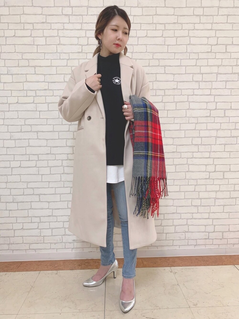 「大人カジュアル、パンツスタイル、きれいめカジュアル、Right-on、SOMETHING、コンバース」｜「HONEYSUCKLE ROSEの【HONEYSUCKLE ROSE】オーバーチェスターコート（チェスターコート、ホワイト系）」を使った、てらちなさん（レディース・156cm）の秋コーディネートの1枚目の写真