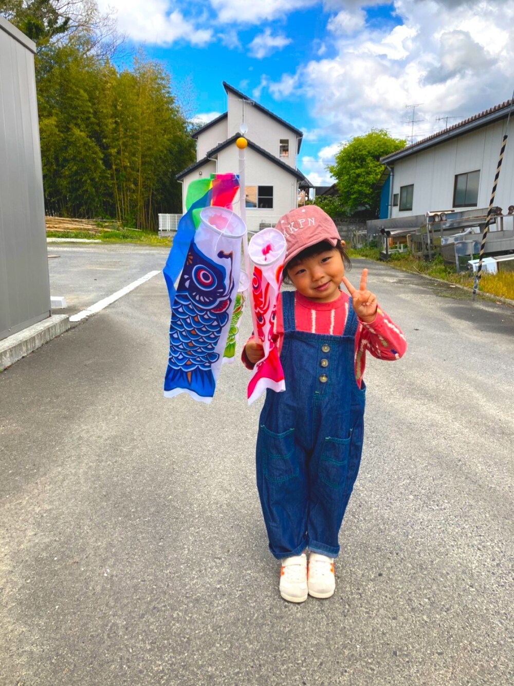 「サロペット、子どもの日、キャップ、こいのぼり、オニツカタイガー」｜「SHOO・LA・RUEの【80-120cm】デニムBIGポケットサロペット（デニムパンツ、ブルー系）」を使った、まるがおさん（キッズ・100cm）の春コーディネートの1枚目の写真
