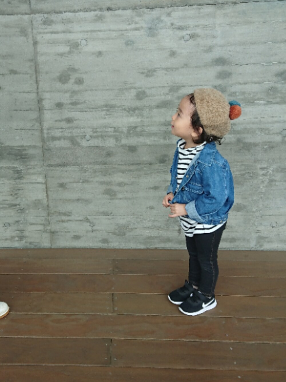 「DENIM DUNGAREE、ボーダー、ボーダートップス、キッスコーデ、キッズファッション、ナイキ」｜「Ocean&Groundのアイテム（ハンチング/ベレー帽、ベージュ系）」を使った、YUMIさん（レディース・168cm）の秋コーディネートの1枚目の写真