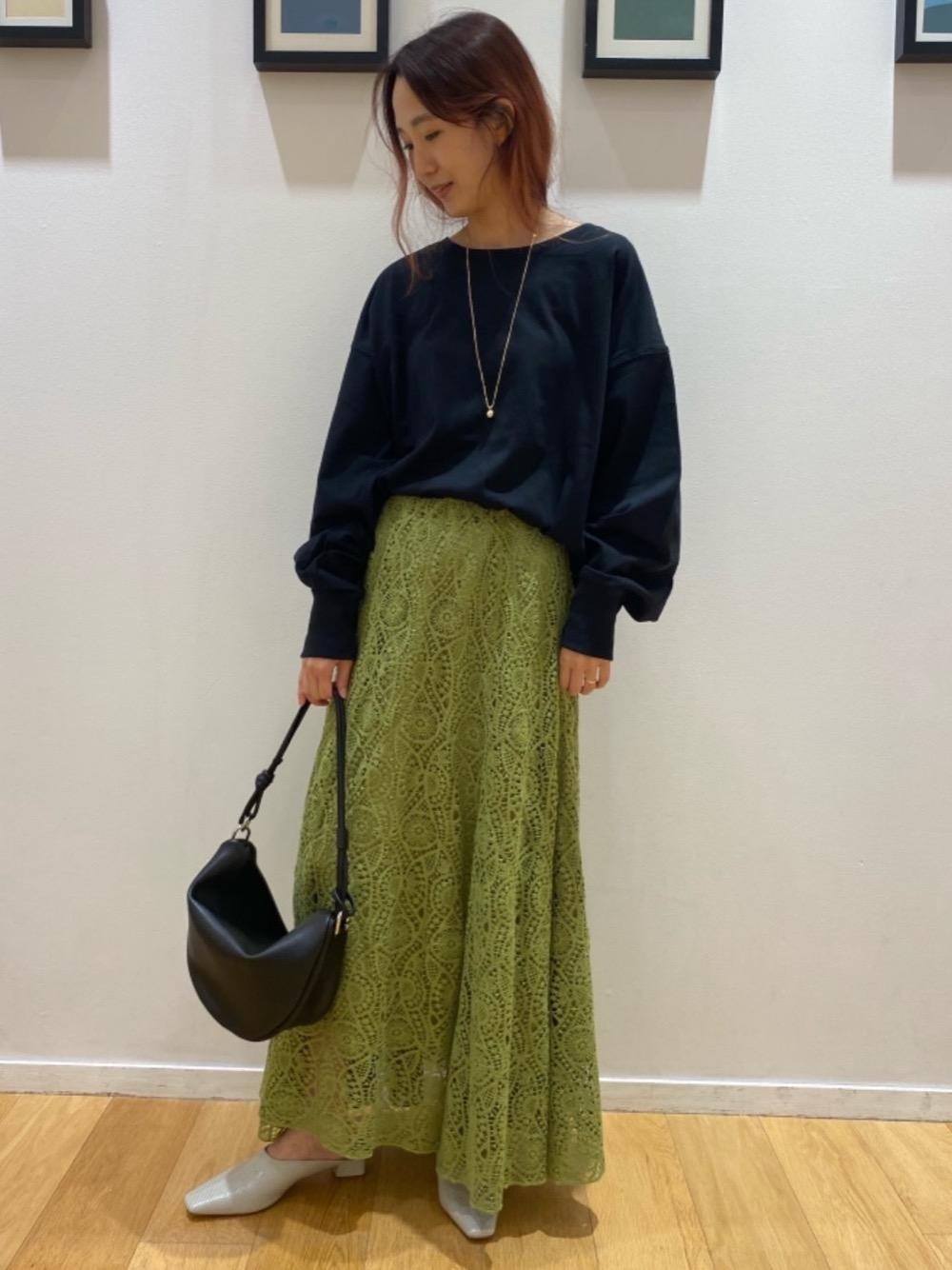 ブラック系のショルダーバッグ、その他のその他シューズ、ブラック系のTシャツ/カットソーを着用したレディースの夏コーディネートの1枚目の写真