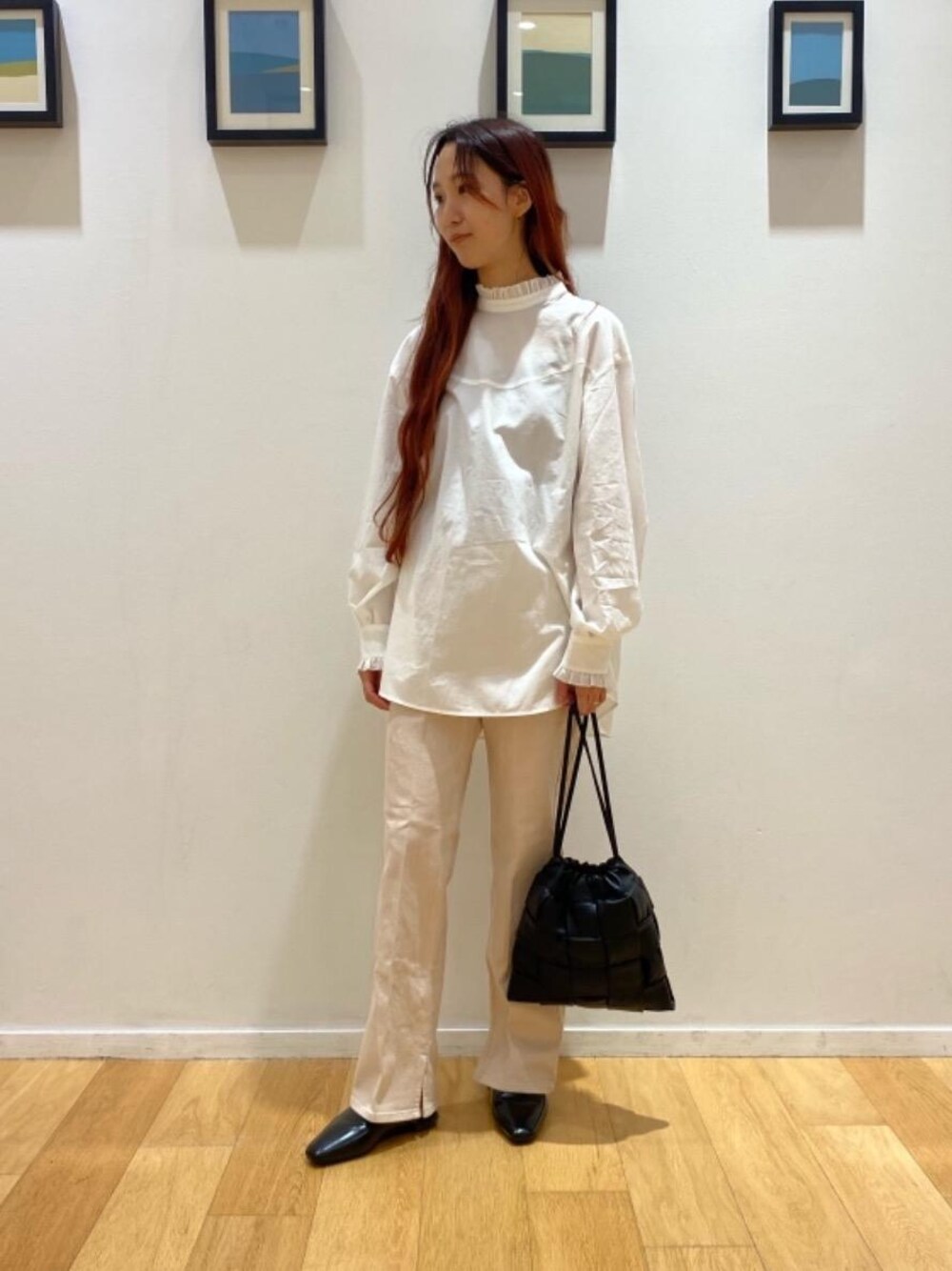 ブラック系のその他シューズ、ブラック系のショルダーバッグ、ベージュ系のデニムパンツを着用したレディースの夏コーディネートの1枚目の写真