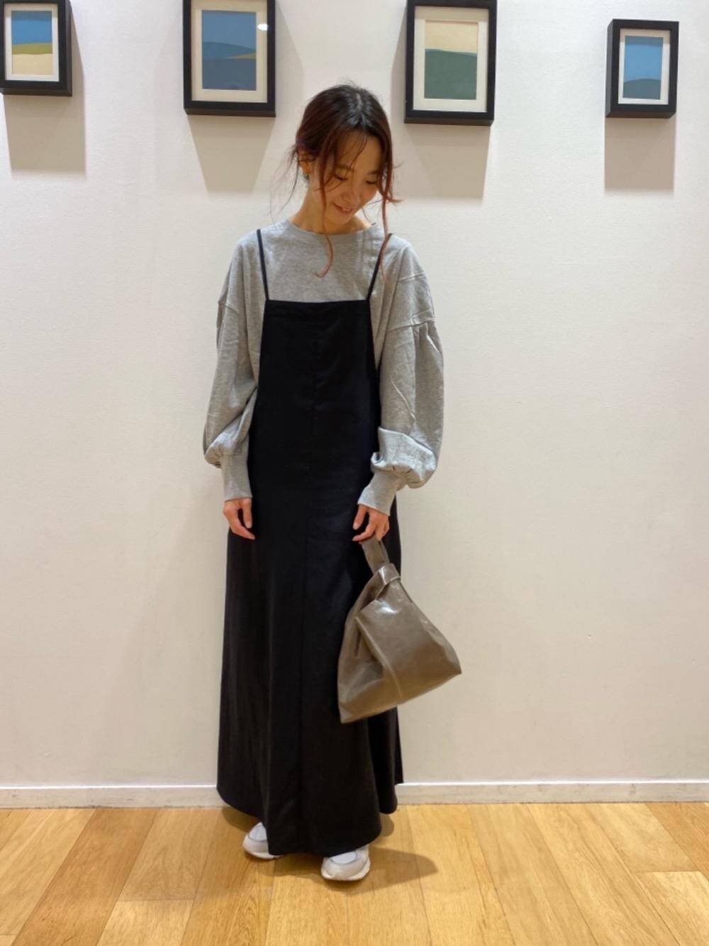 「スニーカー、ワンピース、リラックス、シューズ、フェミニン、Tシャツ/カットソー、👟バッグ、■OUTERSUNSET」｜「marco masiの＜MARCO MASI(マルコマージ)＞ マーケット ミニ ショルダー ハンド バッグ（ショルダーバッグ、ブラウン系）」を使った、ueda2721さん（レディース・160cm）の秋コーディネートの1枚目の写真